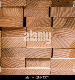 impilare tavole di legno quadrate materiali mobili Foto Stock