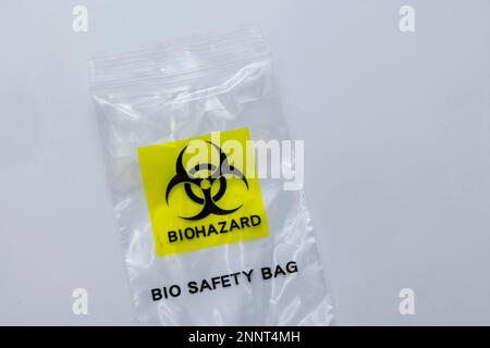 Biohazard, Bio Saftety Bag, sacchetto per materiali contaminati da virus, ad esempio bastoncini per test dopo un test Corona, shot in studio, Germania Foto Stock