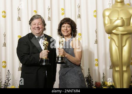 I registi Kirk Simon (L) e Karen Goodman, vincitori del premio per il miglior documentario breve soggetto per 'Strangers No More', posano nella sala stampa durante i 83rd Annual Academy Awards che si terranno presso il Kodak Theatre il 27 febbraio 2011 a Hollywood, California. Foto di Francis Specker Foto Stock