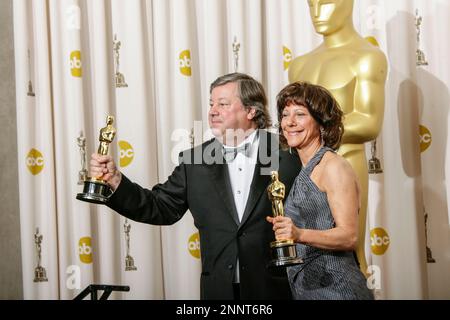 I registi Kirk Simon (L) e Karen Goodman, vincitori del premio per il miglior documentario breve soggetto per 'Strangers No More', posano nella sala stampa durante i 83rd Annual Academy Awards che si terranno presso il Kodak Theatre il 27 febbraio 2011 a Hollywood, California. Foto di Francis Specker Foto Stock