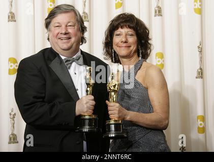 I registi Kirk Simon (L) e Karen Goodman, vincitori del premio per il miglior documentario breve soggetto per 'Strangers No More', posano nella sala stampa durante i 83rd Annual Academy Awards che si terranno presso il Kodak Theatre il 27 febbraio 2011 a Hollywood, California. Foto di Francis Specker Foto Stock