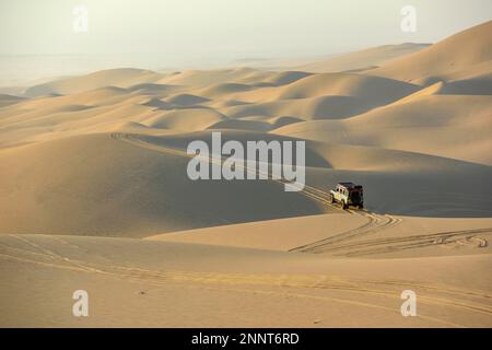 Veicolo nelle dune vicino a Sandwich Harbour, Namib-Naukluft-Park, Namibia Foto Stock