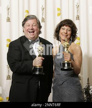 I registi Kirk Simon (L) e Karen Goodman, vincitori del premio per il miglior documentario breve soggetto per 'Strangers No More', posano nella sala stampa durante i 83rd Annual Academy Awards che si terranno presso il Kodak Theatre il 27 febbraio 2011 a Hollywood, California. Foto di Francis Specker Foto Stock