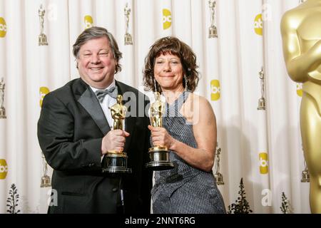 I registi Kirk Simon (L) e Karen Goodman, vincitori del premio per il miglior documentario breve soggetto per 'Strangers No More', posano nella sala stampa durante i 83rd Annual Academy Awards che si terranno presso il Kodak Theatre il 27 febbraio 2011 a Hollywood, California. Foto di Francis Specker Foto Stock