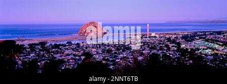 Vista rialzata della città sul lungomare durante il tramonto, Morro Bay, San Luis Obispo County, California, Stati Uniti Foto Stock