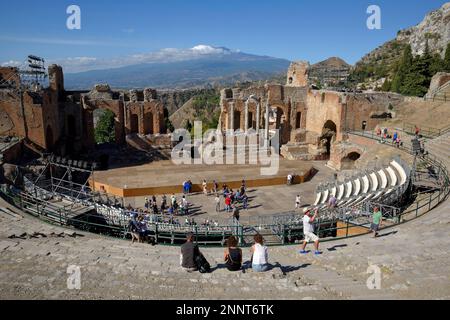 Teatro Greco a partire dal III secolo D.C. con una vista del vulcano Etna, Teatro Greco, Taormina, provincia di Messina, Sicilia, Italia Foto Stock