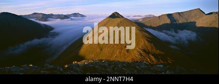 La mattina presto luce su Buachaille Etive Beag, Glen Coe, Scozia Foto Stock