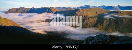 La mattina presto luce sulle montagne, Buachaille Etive Beag, Glen Coe, Scozia Foto Stock