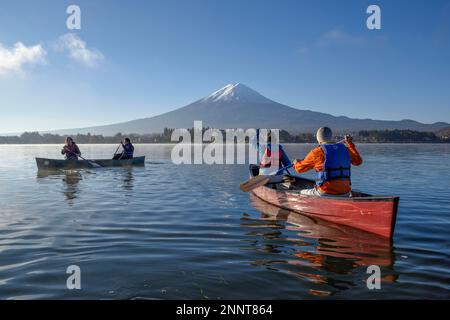 Kayak sul lago Kawaguchi, Fuji o Fujijama vulcano, 3776 metri, vicino Fujikawaguchiko, Prefettura di Yamanashi, Honshu Island, Giappone Foto Stock