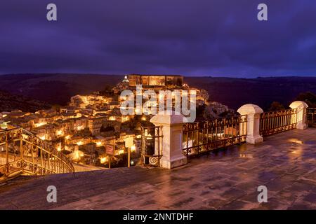 Panorama di Ragusa Ibla città vecchia al tramonto. Sicilia Italia Foto Stock