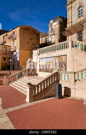Le famose ceramiche nelle strade di Caltagirone. Sicilia Italia Foto Stock