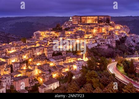 Panorama di Ragusa Ibla città vecchia al tramonto. Sicilia Italia Foto Stock