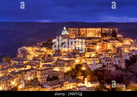 Panorama di Ragusa Ibla città vecchia al tramonto. Sicilia Italia Foto Stock