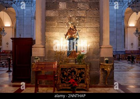 Cattedrale Metropolitana di Sant'Agata Duomo Catania Sicilia Italia. La statua Santa del santo Foto Stock