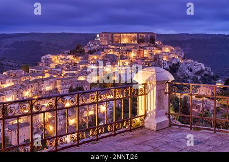 Panorama di Ragusa Ibla città vecchia al tramonto. Sicilia Italia Foto Stock