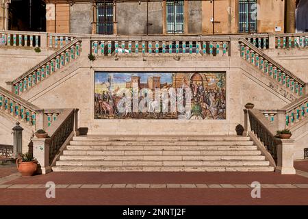 Le famose ceramiche nelle strade di Caltagirone. Sicilia Italia Foto Stock