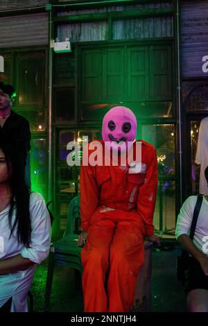Bangkok, Thailandia. 25th Feb 2023. Baphoboy si pone per un ritratto durante il suo spettacolo 'FIRE EXIT - FIRE EXIST', una mostra di arte dello spettacolo alla Galleria Chang Chui vicino Bangkok, Thailandia il 25 febbraio 2023. Credit: Matt Hunt / Neato/Alamy Live News Foto Stock