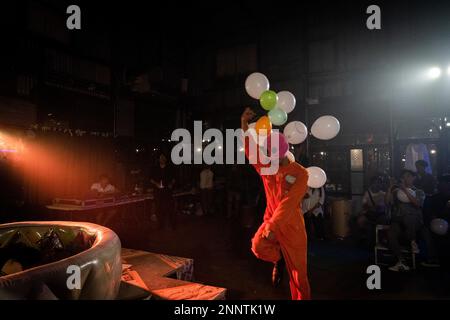 Bangkok, Thailandia. 25th Feb 2023. Baphoboy corre intorno ad un magazzino con palloncini durante 'FIRE EXIT - FIRE EXIST', una mostra d'arte dello spettacolo alla Galleria Chang Chui vicino Bangkok, Thailandia il 25 febbraio 2023. Credit: Matt Hunt / Neato/Alamy Live News Foto Stock