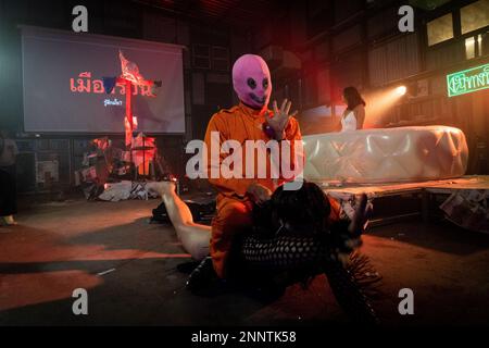 Bangkok, Thailandia. 25th Feb 2023. Baphoboy Waves durante 'FIRE EXIT - FIRE EXIST', una mostra di arte dello spettacolo alla Galleria Chang Chui vicino Bangkok, Thailandia il 25 febbraio 2023. Credit: Matt Hunt / Neato/Alamy Live News Foto Stock