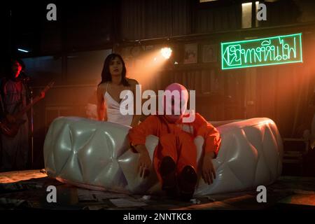 Bangkok, Thailandia. 25th Feb 2023. Baphoboy siede sul bordo di una piscina gonfiabile durante 'L'USCITA DEL FUOCO - IL FUOCO ESISTE', una mostra di arte di spettacolo alla galleria Chang Chui vicino Bangkok, Tailandia il 25 febbraio 2023. Credit: Matt Hunt / Neato/Alamy Live News Foto Stock