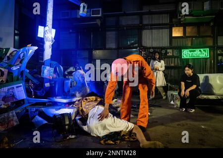 Bangkok, Thailandia. 25th Feb 2023. Baphoboy si esibisce durante la "FIRE EXIT - FIRE EXIST", una mostra di arte dello spettacolo presso la Galleria Chang Chui vicino a Bangkok, Thailandia, il 25 febbraio 2023. Credit: Matt Hunt / Neato/Alamy Live News Foto Stock