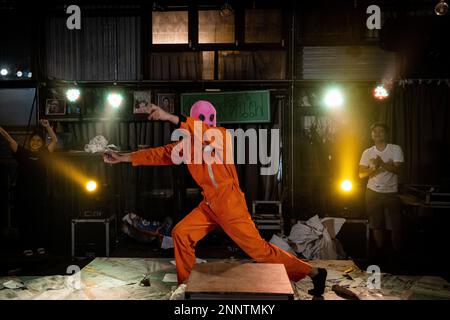 Bangkok, Thailandia. 25th Feb 2023. Baphoboy danze durante 'FIRE EXIT - FIRE EXIST', una mostra di arte dello spettacolo alla Galleria Chang Chui vicino Bangkok, Thailandia il 25 febbraio 2023. Credit: Matt Hunt / Neato/Alamy Live News Foto Stock