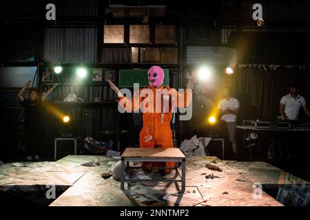 Bangkok, Thailandia. 25th Feb 2023. Baphoboy danze durante 'FIRE EXIT - FIRE EXIST', una mostra di arte dello spettacolo alla Galleria Chang Chui vicino Bangkok, Thailandia il 25 febbraio 2023. Credit: Matt Hunt / Neato/Alamy Live News Foto Stock