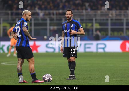 Milano, Italia. 22nd Feb, 2023. Italia, Milano, febbraio 22 2023: Hakan Calhanoglu (FC Inter Midfielder) pronto a dare un calcio di punizione nel primo tempo durante la partita di calcio FC INTER vs FC PORTO, gara di 16 1st tappa UCL 2022-2023 stadio San Siro (Credit Image: © Fabrizio Andrea Bertani/Pacific Press via ZUMA Press Wire) SOLO PER USO EDITORIALE! Non per USO commerciale! Foto Stock