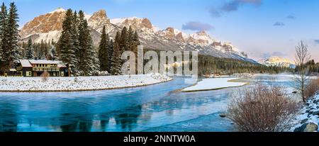 Casa sulla riva del fiume Bow in inverno, Canmore, Alberta, Canada Foto Stock