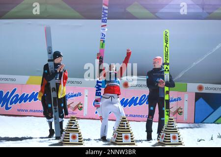 Planica, Slovenia. 25th Feb, 2023. Primo classificato Piotr Zhyla (C) di Polonia festeggia con il secondo classificato Andreas Wellinger (L) di Germania e il terzo classificato Karl Geiger di Germania durante la cerimonia di premiazione dell'evento maschile Ski Jumping Normal Hill ai Campionati del mondo di sci nordico FIS 43rd a Planica, Slovenia, 25 febbraio 2023. Credit: Zeljko Stevanic/Xinhua/Alamy Live News Foto Stock