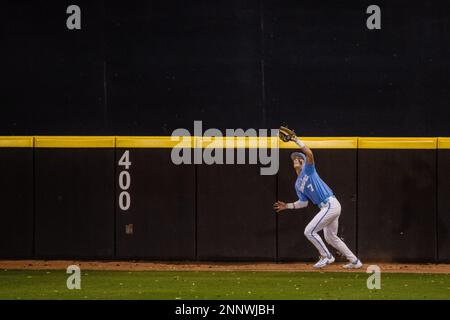 24 febbraio 2023: North Carolina Tar Heels outfielder Vance Honeycutt (7) fa il fermo al muro per secondo dall'ottava inning. Contro i pirati della Carolina dell'Est nell'NCAA Baseball Matchup al Clark Leclair Stadium di Greenville, NC. (Adeal) Foto Stock