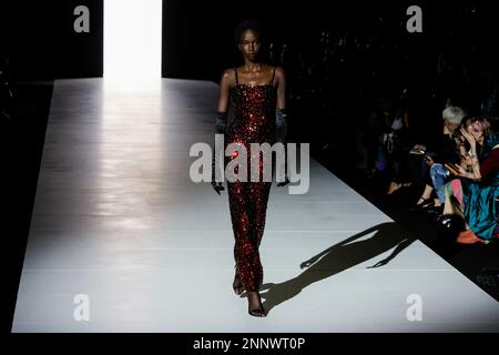 Milano, Italia. 25th Feb, 2023. DOLCE & GABBANA Autunno-Inverno 2023-2024 pista durante la settimana della Moda di Milano il 2023 febbraio - Milano; Italia 25/02/2023 Credit: dpa/Alamy Live News Foto Stock