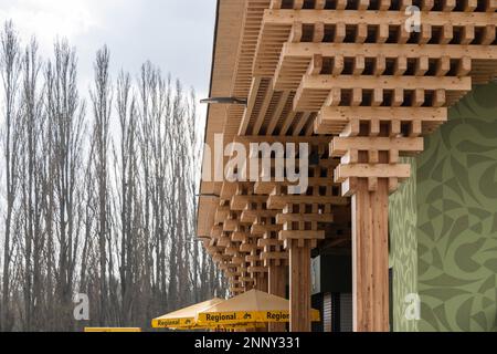 Wiesbaden, Germania. 24th Feb, 2023. Un supermercato con costruzione in legno. In Assia, sempre più edifici sono in costruzione con legno. Come risulta dalla relazione intermedia 2022 dell'Istituto statistico di Stato, la quota di edifici prevalentemente in legno nei nuovi edifici è passata da circa il 15% al 22% tra il 2000 e il 2020. (A dpa 'sempre più case di legno in Assia') Credit: Hannes P. Albert/dpa/Alamy Live News Foto Stock