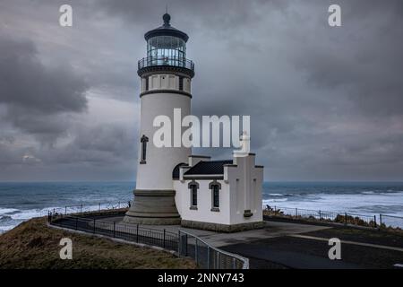 WA23063-00...WASHINGTON - Dawn, in una giornata nuvolosa, al faro di North Head che si affaccia sull'Oceano Pacifico nel Cape Disappunto state Park. Foto Stock