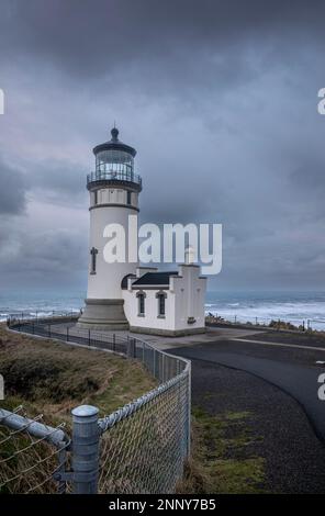 WA23064-00...WASHINGTON - Dawn, in una giornata nuvolosa, al faro di North Head che si affaccia sull'Oceano Pacifico nel Cape Disappunto state Park. Foto Stock