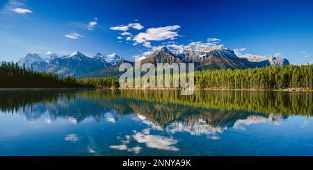 La catena montuosa di Bow si riflette nel lago Herbert, nel Banff National Park, Alberta, Canada Foto Stock