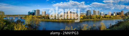 Saskatoon Skyine, South Saskatchewan River e Bessborough Hotel, Saskatchewan, Canada Foto Stock