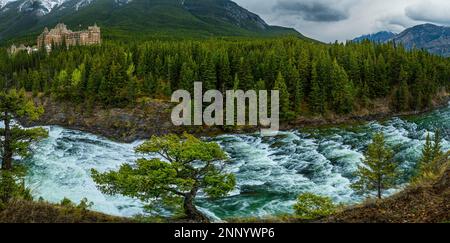 Fairmont Banff Springs Hotel, Bow Falls e Bow River, Banff, Alberta, Canada Foto Stock