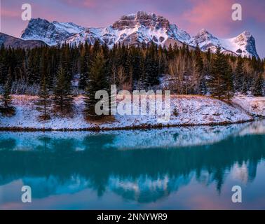 Monte Lawrence grassi e ha Ling Peak in inverno, Canmore, Alberta, Canada Foto Stock