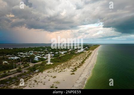 Veduta aerea della tempesta tropicale sopra le case residenziali costose nell'isola piccola città Boca Grande sull'isola di Gasparilla nella Florida sud-occidentale. Foto Stock