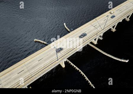 Barron Collier Bridge e Gilchrist Bridge in Florida con traffico in movimento. Infrastruttura di trasporto nella contea di Charlotte che collega Punta Gorda An Foto Stock