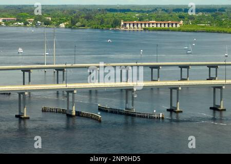 Barron Collier Bridge e Gilchrist Bridge in Florida con traffico in movimento. Infrastruttura di trasporto nella contea di Charlotte che collega Punta Gorda An Foto Stock