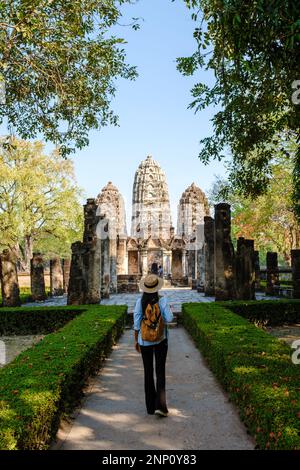 Donne asiatiche che visitano Wat si Sawai, la città vecchia di Sukhothai, Thailandia. Antica città e cultura del sud Asia Thailandia, parco storico Sukothai Foto Stock