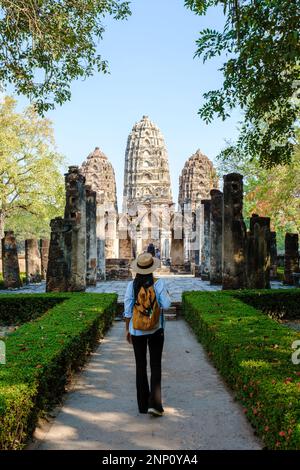 Donne asiatiche che visitano Wat si Sawai, la città vecchia di Sukhothai, Thailandia. Antica città e cultura del sud Asia Thailandia, parco storico Sukothai Foto Stock