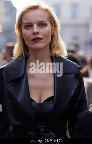 Supermodella Eva Herzigova al di fuori della sfilata di moda Ermanno Scervino durante la settimana della moda di Milano Womenswear Autunno/Inverno 2023/2024 Foto Stock