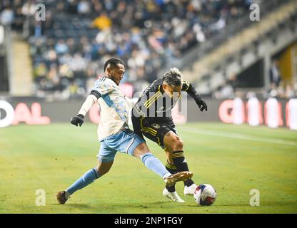 Chester, Pennsylvania, Stati Uniti. 25th Feb, 2023. Febbraio 25, 2023, Chester PA- Philadelphia Union player, JOSE MARTINEZ (8) combatte per il pallone con Columbus Crew player, LUCAS ZELARAYAN (10) durante la partita (Credit Image: © Ricky Fitchett/ZUMA Press Wire) SOLO PER USO EDITORIALE! Non per USO commerciale! Foto Stock