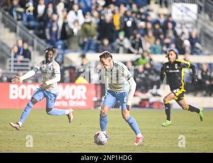 Chester, Pennsylvania, Stati Uniti. 25th Feb, 2023. 25 febbraio 2023, Chester PA- Philadelphia Union player, DANIEL GAZDAG (10) spinge il pallone giù per il campo contro Columbus Crew durante la partita al Subaru Park (Credit Image: © Ricky Fitchett/ZUMA Press Wire) SOLO PER USO EDITORIALE! Non per USO commerciale! Foto Stock