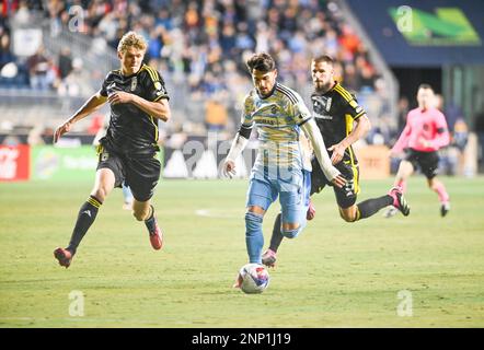 Chester, Pennsylvania, Stati Uniti. 25th Feb, 2023. 25 febbraio 2023, Chester PA- Philadelphia Union player, JULIAN CARRANZA (9) spinge il pallone in basso contro Columbus Crew player, PHILIP QUINTON (2) durante la partita al Subaru Park (Credit Image: © Ricky Fitchett/ZUMA Press Wire) SOLO PER USO EDITORIALE! Non per USO commerciale! Foto Stock