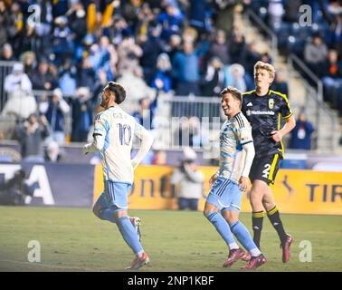 Chester, Pennsylvania, Stati Uniti. 25th Feb, 2023. 25 febbraio 2023, Chester PA- Philadelphia Union Players, DANIEL GAZDAG (10) e KAI WAGNER (27) festeggiano dopo che Gazdag ha segnato un gol contro Columbus Crew durante la partita al Subaru Park (Credit Image: © Ricky Fitchett/ZUMA Press Wire) SOLO PER USO EDITORIALE! Non per USO commerciale! Foto Stock