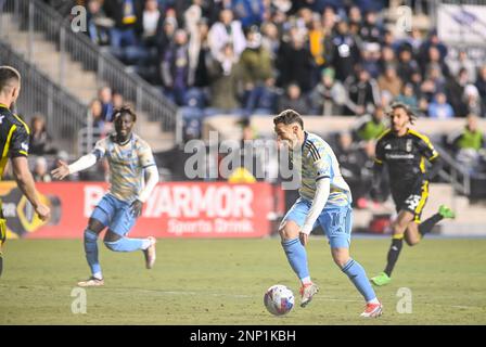 Chester, Pennsylvania, Stati Uniti. 25th Feb, 2023. 25 febbraio 2023, Chester PA- Philadelphia Union player, DANIEL GAZDAG (10) spinge il pallone giù per il campo contro Columbus Crew durante la partita al Subaru Park (Credit Image: © Ricky Fitchett/ZUMA Press Wire) SOLO PER USO EDITORIALE! Non per USO commerciale! Foto Stock